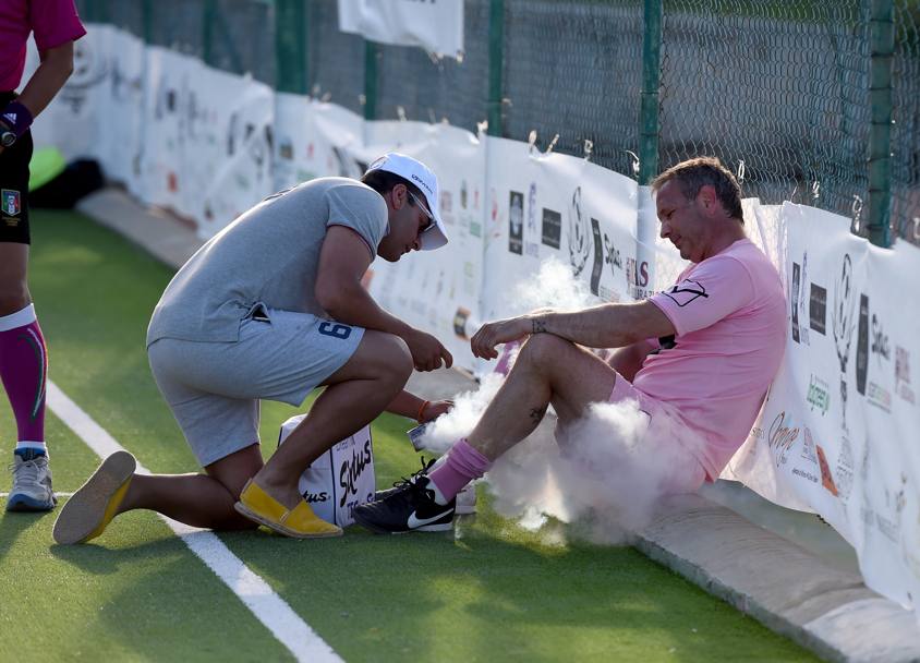 Sinisa Mihajlovic deve ricorrere alle cure di un massaggiatore. Il neo allenatore del Milan si  procurato un piccolo infortunio durante una partita a calcetto a Porto Cervo (Getty Images)
